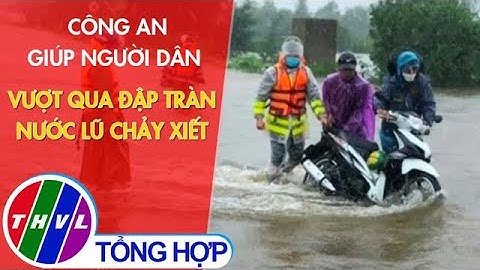 Công an giúp người dân vượt qua đập tràn nước lũ chảy xiết