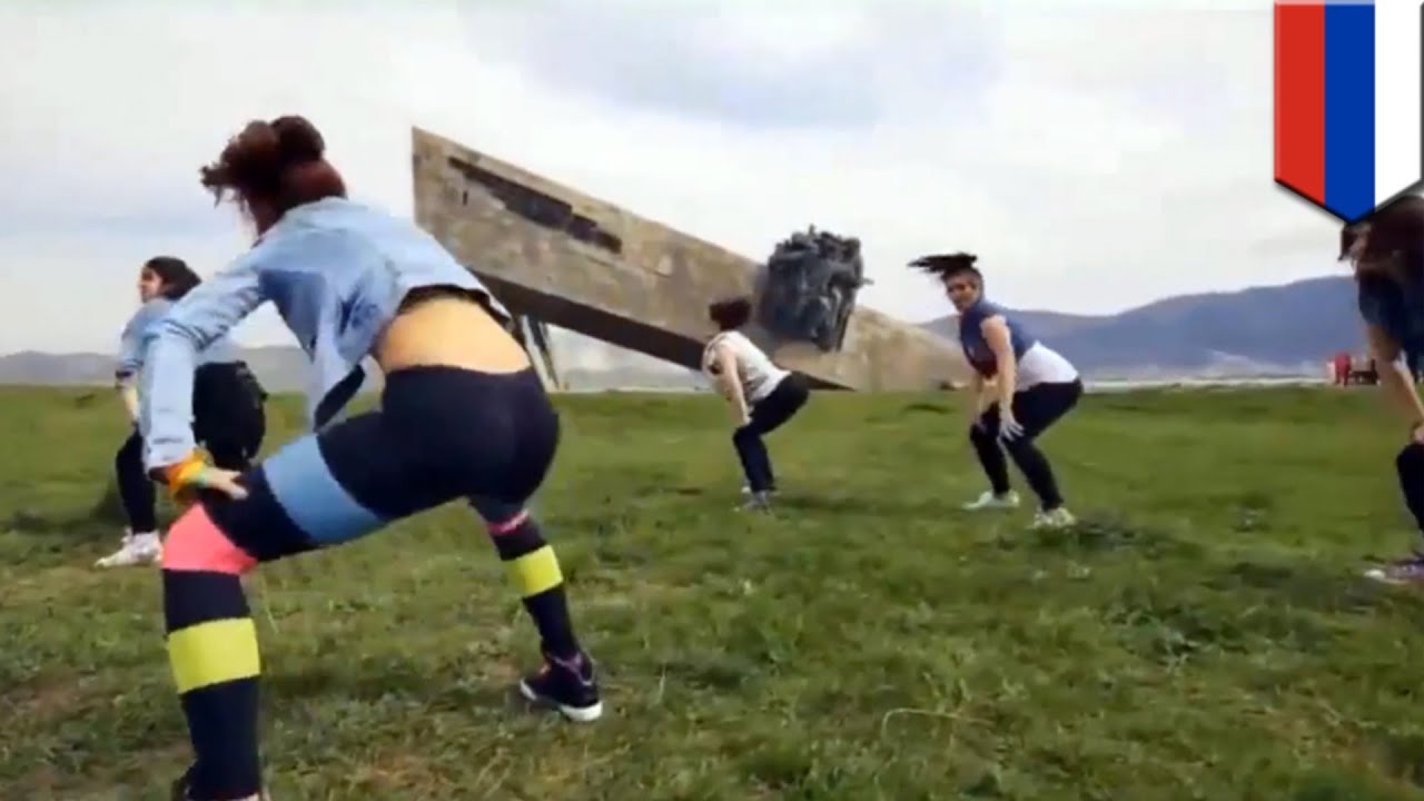 В России арестованы девушки, станцевавшие тверкинг у военного мемориала ...