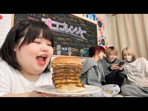 2614Kcal超えの巨大ハンバーガー、おでぶちゃんならバレずに食べ切れる説