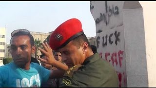 متظاهرون يعتدون على ضابط جيش أمام وزارة الدفاع