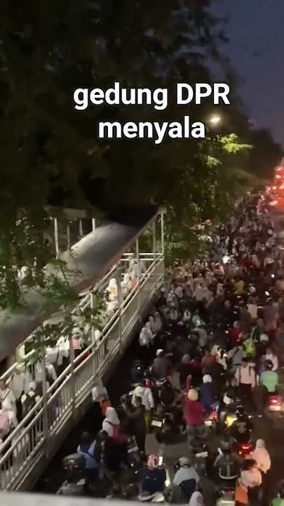 Download lagu gedung DPR menyala - update terkini h-2 istana negara