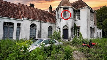 Verlaten huis met Cadillacs, geweer en achtergelaten persoon