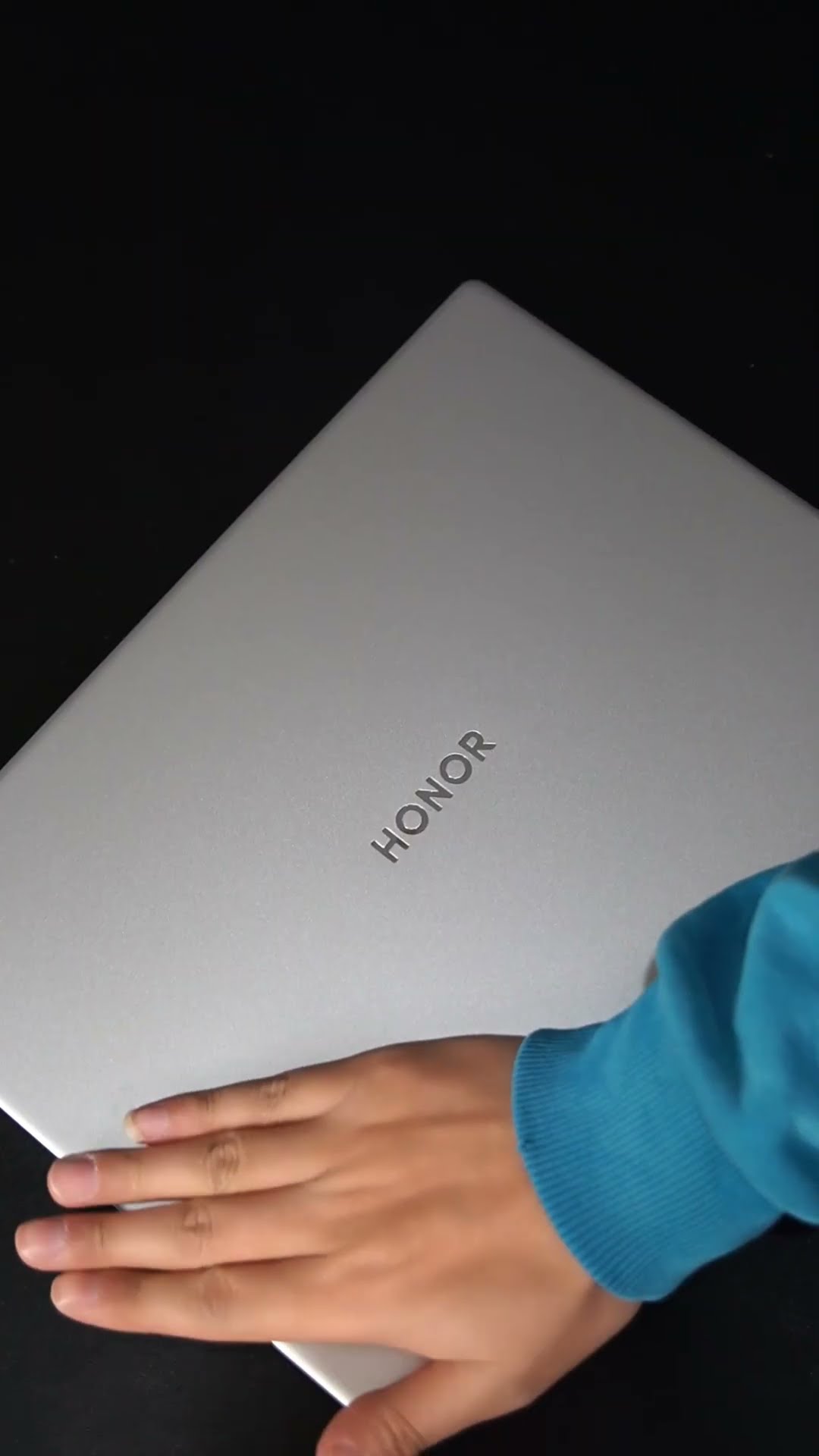 What if a thin and light laptop can really play 3A games? Unboxing first! Honor MagicBook X14 Plus