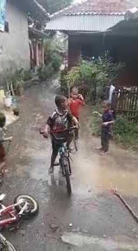 bocil lucu main hujan-hujanan