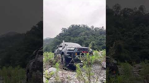 Hilux 小酌野溪小坡也是長軸的致命傷