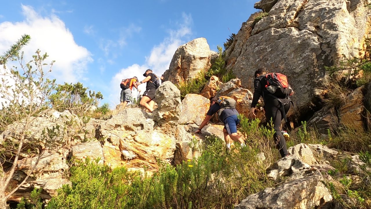 Tri Beacon Trail (Crossways Farm Village). Hiking with a group 