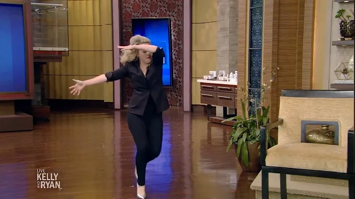 Kate McKinnon Returns With Another Great Walk Out