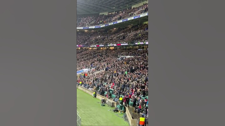 Les supporters anglais partent pendant le match Angleterre - France - Six Nations Rugby