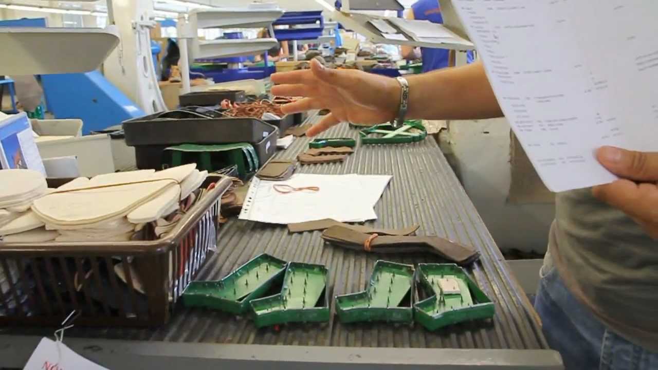 Ruční výroba bot v Dolním Němčí.wmv