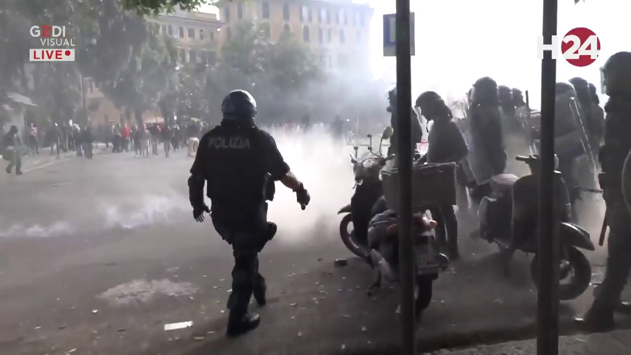 Casapound a Genova, scontri fra antagonisti e polizia