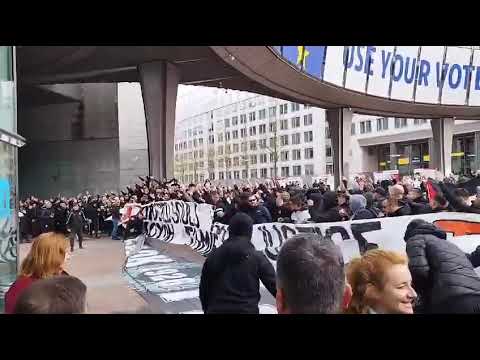 Τέμπη: Διαμαρτυρία οπαδών του ΠΑΟΚ έξω από το ευρωκοινοβούλιο