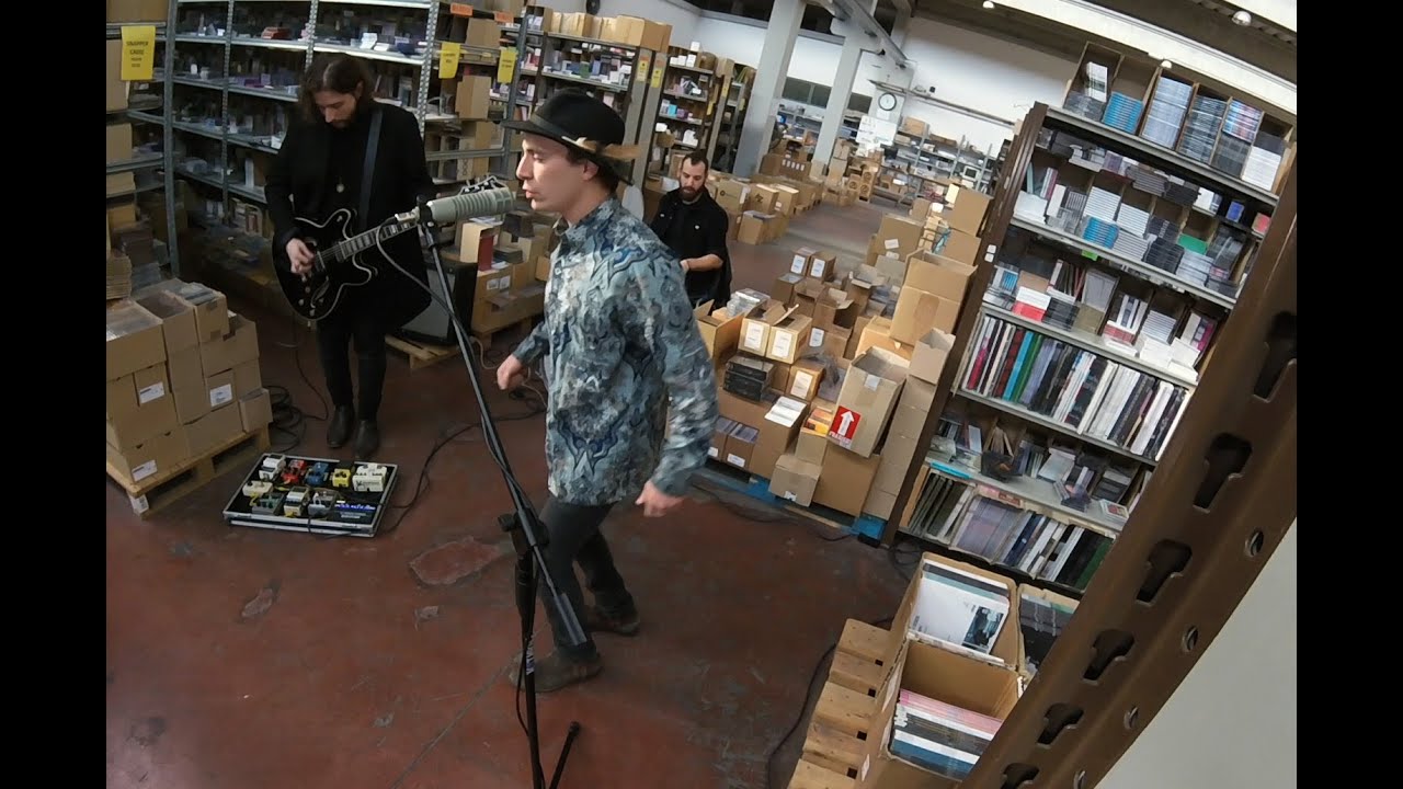 Παρακολούθηση Dust & the Dukes - Run (LIVE IN THE WAREHOUSE) στο YouTube Παρακολούθηση Dust & the Dukes - Run (LIVE IN THE WAREHOUSE) στο YouTube