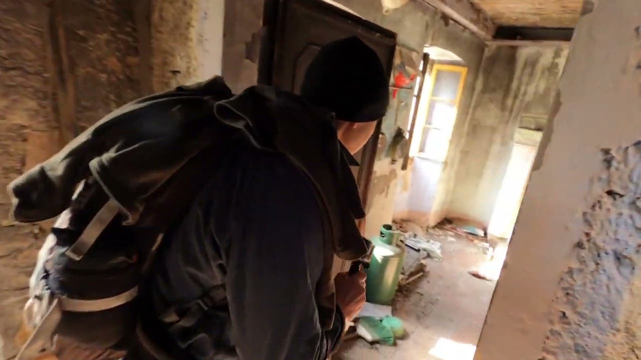 Esplorazione paese abbandonato di Ceregate e calanchi di Nivione