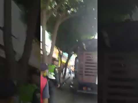 Policía   Colombiano  agrede  a Mujer