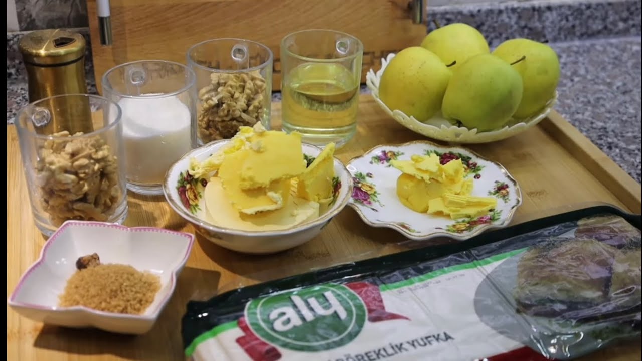 باقلوا مغز سیب وگردو😋شیرینی ترد و برشته از اون بی نظیرهای عالم همون جاسرپا نصف سینی تموم میکنم👌☺️