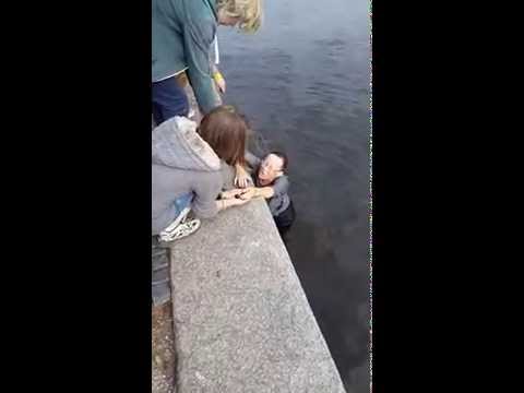 На канале Грибоедова возле Аларчина моста женщина прыгнула в воду за утенком.