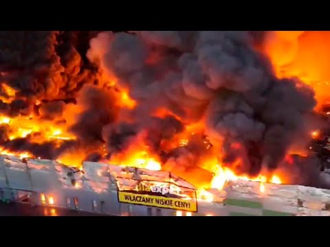 Видео: Варшава охвачена едким дымом от пожара в ТЦ в центре города. Дымовое облако повисло над городом