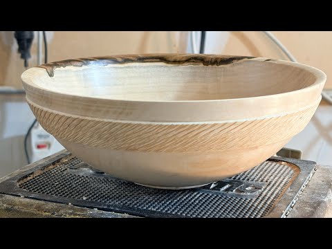 Lloyd Moyer Turns a Bowl with a Textured Band
