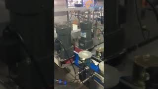 автоматический линейный пылезащитный пластиковый колпак, прессующий укупорщик