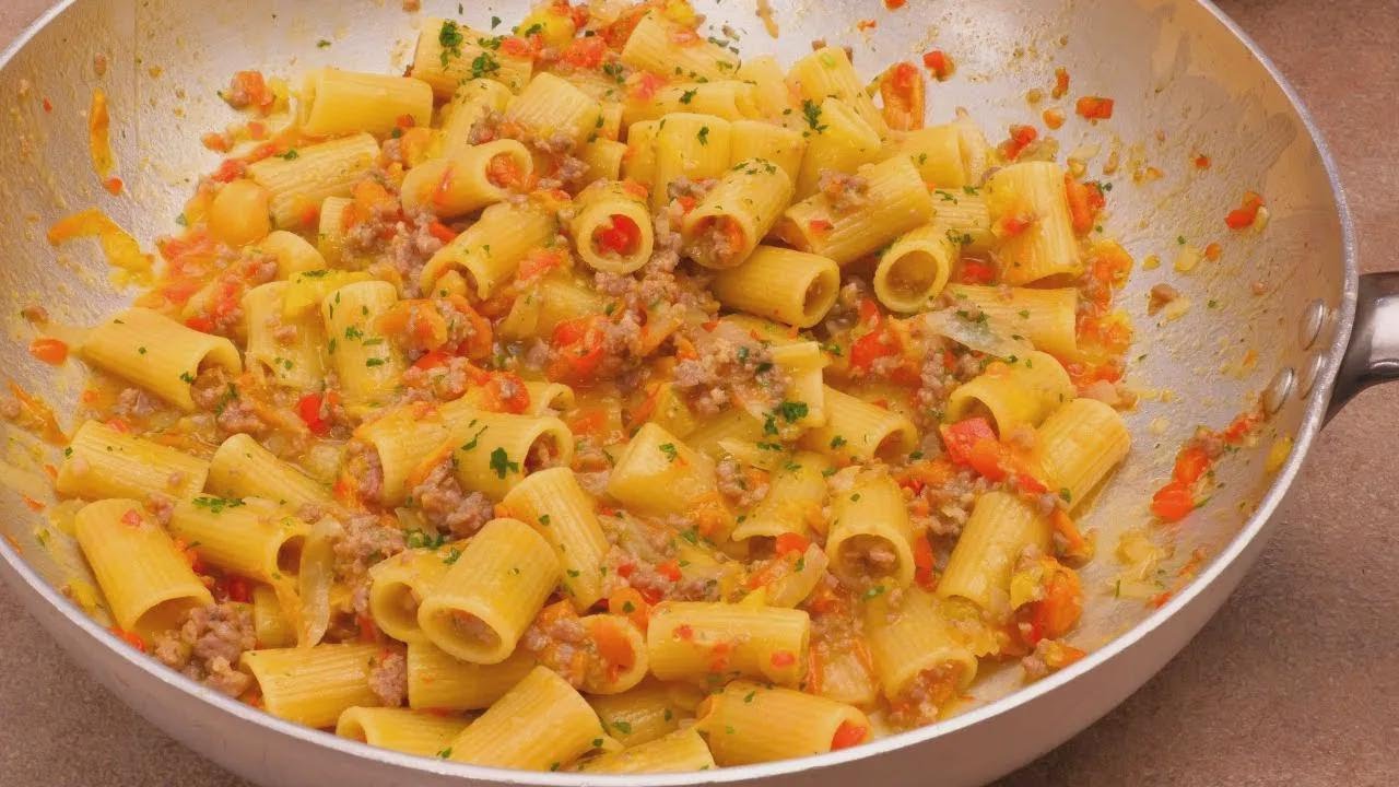 Prepara pasta con jitomates cherry, salchicha y pimientos como en Italia