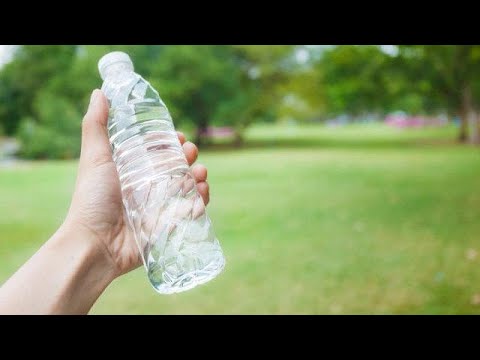 Video: Le bottiglie d'acqua possono provocare il cancro?