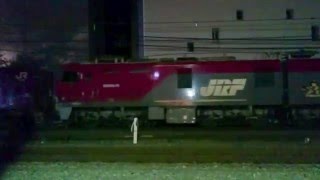池袋で立ち往生のEH500 74号機がEF65 2065号機に救援される