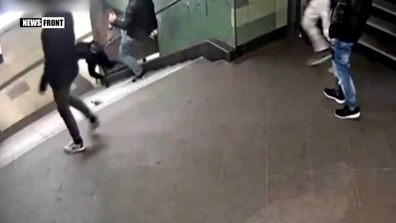 Мужчина столкнул девушку в метро. Парень столкнул девушку с лестницы в метро. Мигранты в метро и девушка. Столкнула девушку с лестнице.
