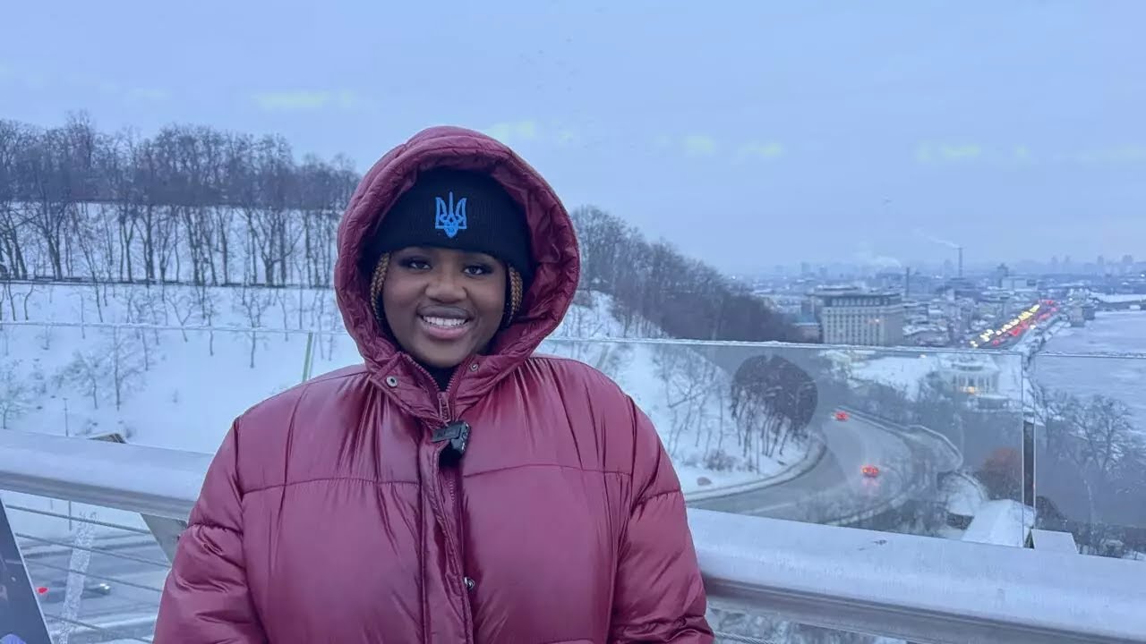 Три шари одягу та повербенки: нігерійка про зиму без тепла й світла в Києві