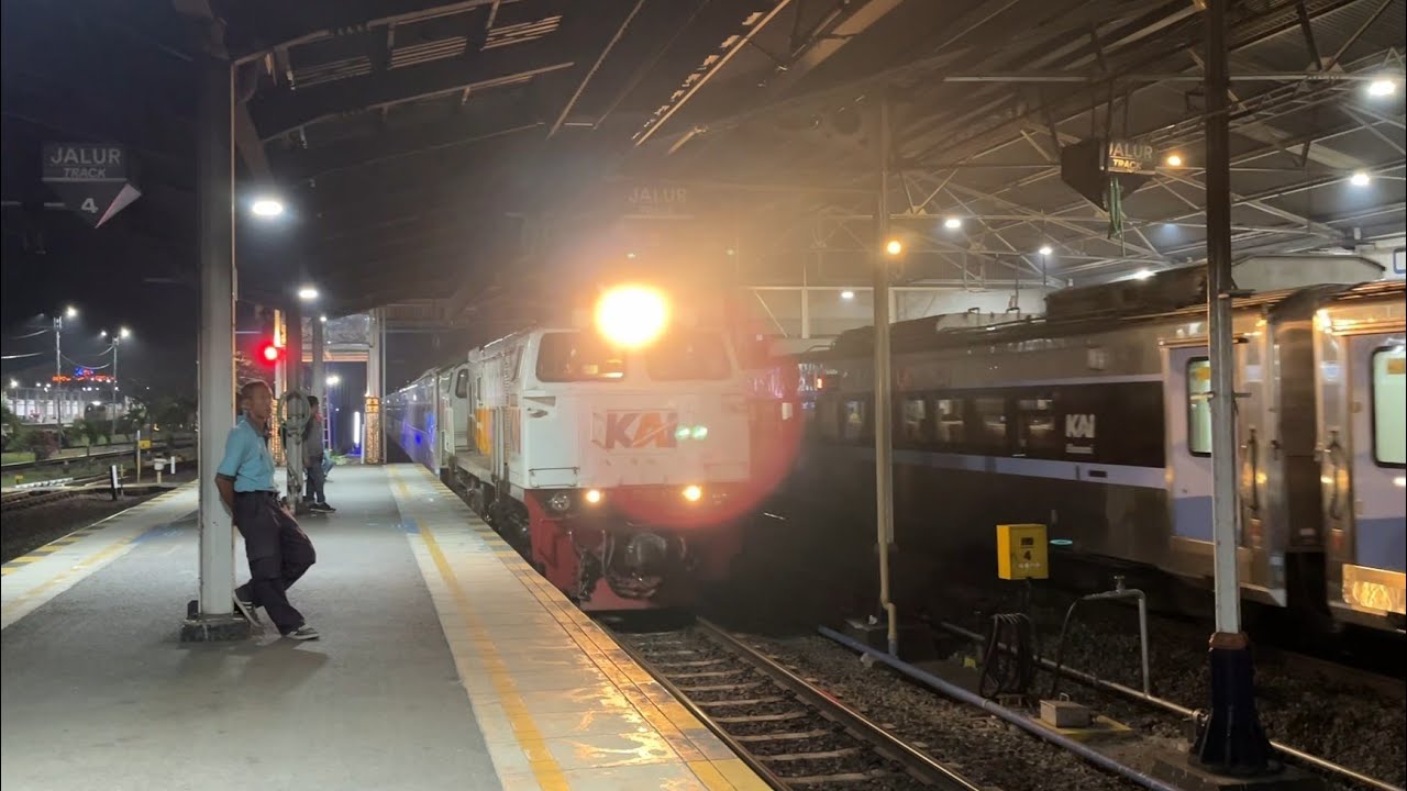 Kereta Api Argo Bromo Anggrek malam masuk Stasiun Cirebon 