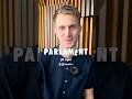 Všechny tři série satirického seriálu Parlament sledujte již nyní v iVysílání. 🇪🇺 #ivysilani