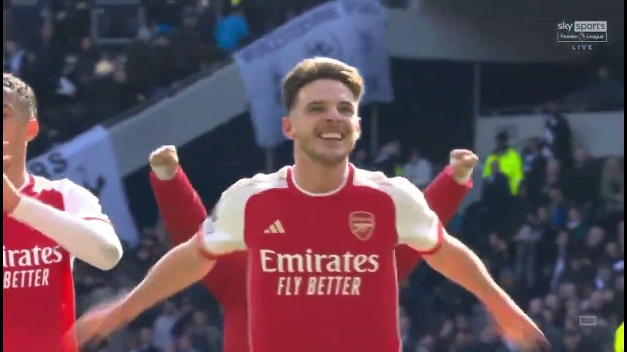 ARSENAL TEAM CELEBRATE WITH FANS AFTER WIN 3 - 2 VS TOTTENHAM HOTSPURS