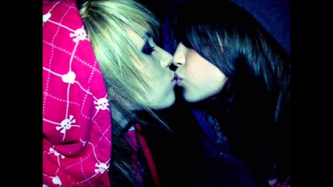 Sexy Emo Girls Make Amateur Lesbian Sex