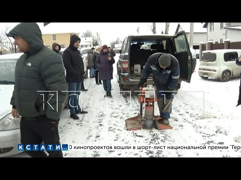 Видео: Многочисленная комиссия проверяет качество уложенного в снег асфальта на улице Липовой