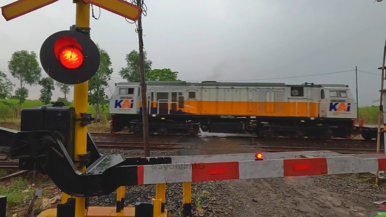 Railroad Crossing | 7 Perlintasan Kereta Api Serba Unik