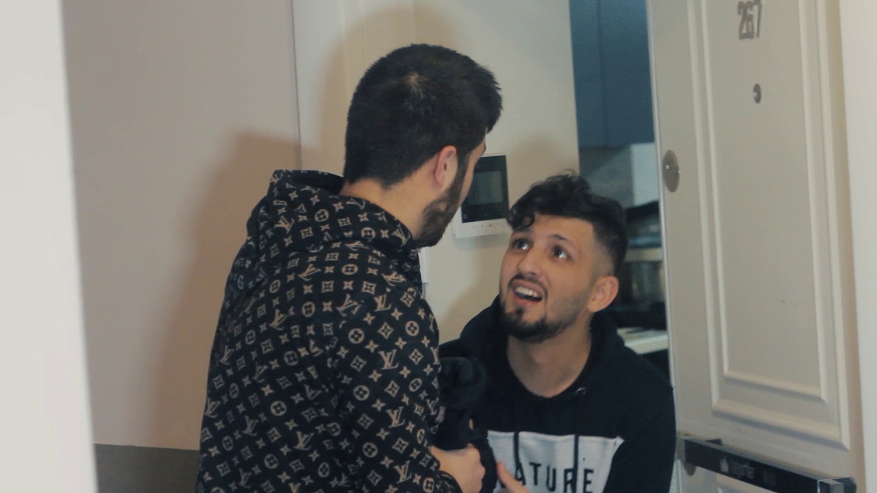 البخيل؟الحلقه3 ابو غضب جاع وطلب من ابو عزاب؟ شوفو من وين دبرلو المصاري ؟.