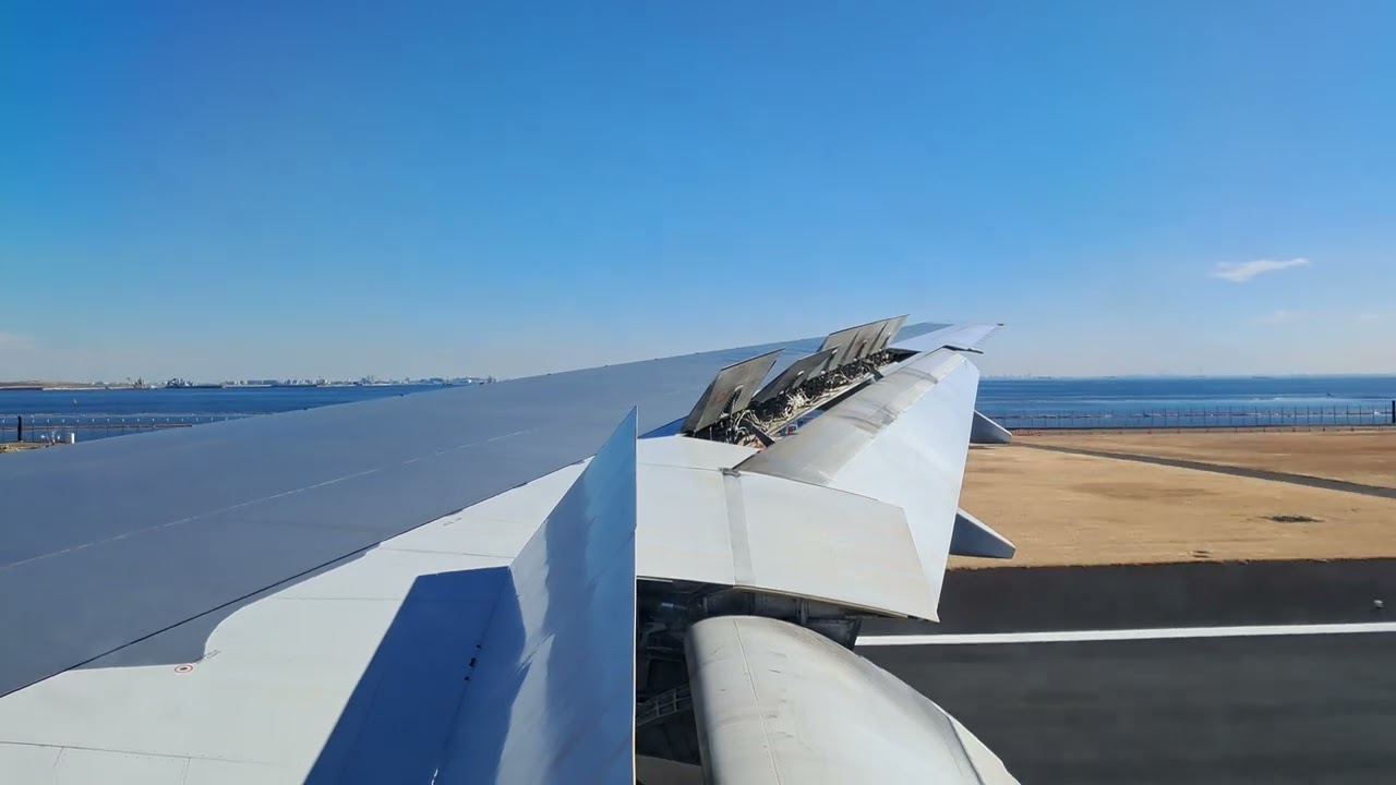 ANA Airlines CTS-HND B777-200 Landing