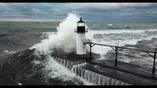 15 Feet Waves And 50mph Winds Slam A Michigan Lighthouse! Insane😲