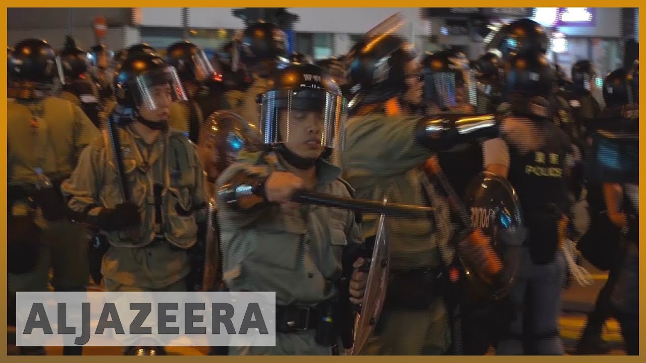 حكومة هونغ كونغ تحذر من أن الاحتجاجات تدفع المدينة إلى "حافة الخطر".