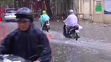 Sau nắng nóng bất thường, miền Bắc đón mưa dông lạnh | VTC14