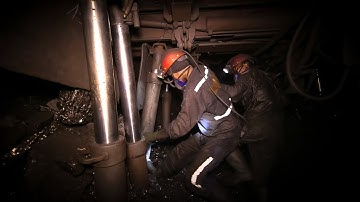 Cận cảnh thợ mỏ khai thác than tại lò chợ giá xích - Close-up of coal miners