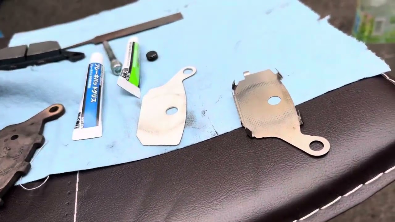 Z900RS リアブレーキパッド交換 簡単作業 パッド交換 ピストンプライヤーを使っての揉み出し清掃 メンテナンス