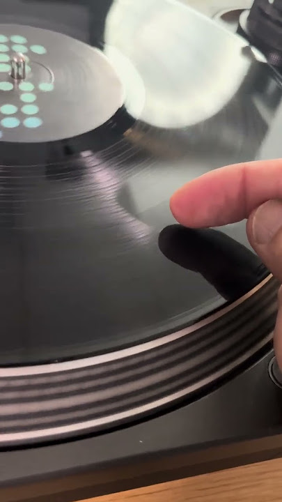 How vinyl DJs see waveforms in a dark club 💡