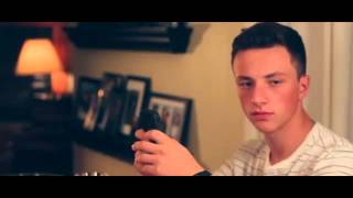 Zwei Jungs Benutzen Das Handy Während Des Abendessens Die Reaktion Des Vaters Ist Zu Witzig