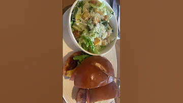 Shortsvideo Lunchtime Burger With Salad 