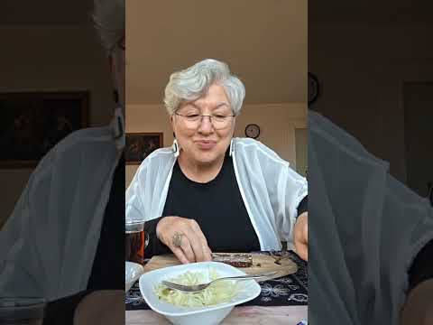 صبحانه امروز با شما نون سیاه با پنیر و زعتر و تخم مرغ باترمیلک وافل عدس کلم ترش ساور کراوت و