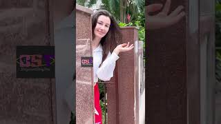 .Andriani22 Seen Heading Into Her Apartment.