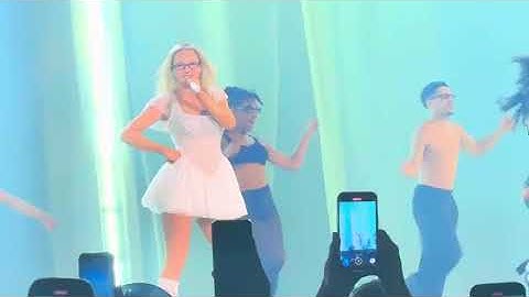 Shirin David - atzen & barbies (feat. Ski Aggu) live Schlau Aber Blond Tour Wien