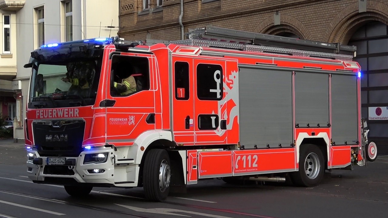 [NEUE HLF 20 GENERATION!] - Feuerwehr DÜSSELDORF | Einsatzfahrten an der Feuerwache 1