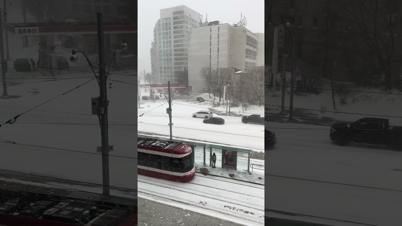 SNOW FALL DOWNTOWN TORONTO ON CHRISTMAS DAY