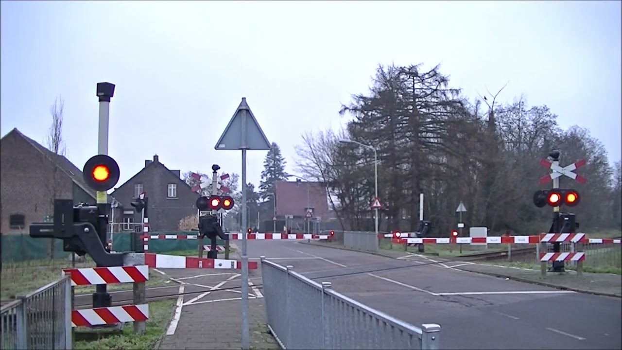 Spoorwegovergang Tegelen // Dutch railroad crossing